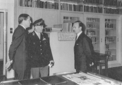 Bezoek van Zijne Koninklijke Hoogheid Prins Claus aan de KMA op 7 december. Op de foto een kijk in de bibliotheek samen met Luitenant-generaal van den Wall Bake en dhr Wolf, bibliothecaris